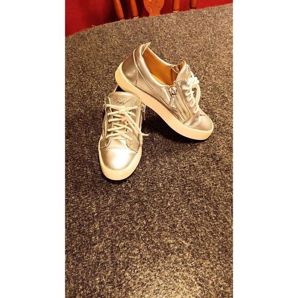 Giuseppe Zanotti size 39 Disighner shoes. Made in Italy. In fair condition. - Picture 2 of 16